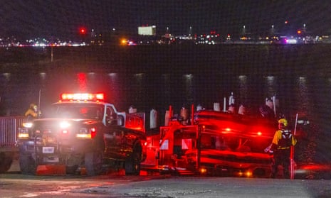 Zespoły ratunkowe wyruszają, aby pomóc w przeszukaniu rzeki Potomak po zderzeniu samolotu pasażerskiego z wojskowym śmigłowcem podczas podchodzenia do lądowania na lotnisku Ronald Reagan National Airport w Waszyngtonie, USA, 29 stycznia 2025 r.