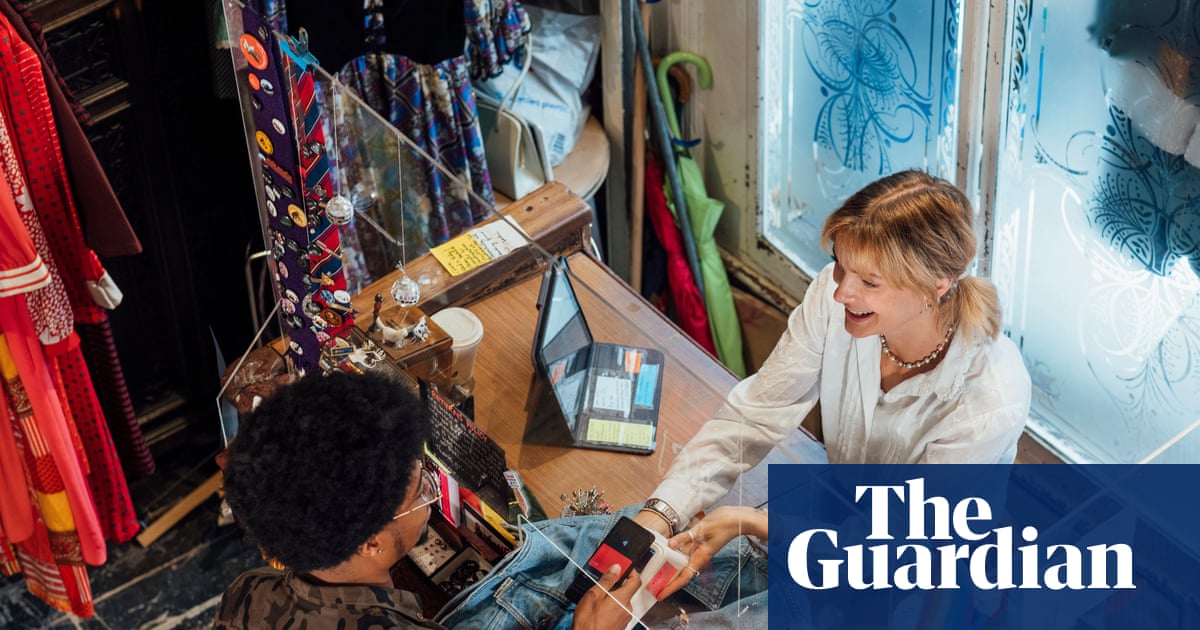 बड़े खुदरा विक्रेताओं का कहना है कि गारंटीशुदा घंटों के सुधारों से ब्रिटेन की नौकरियाँ ख़तरे में हैं