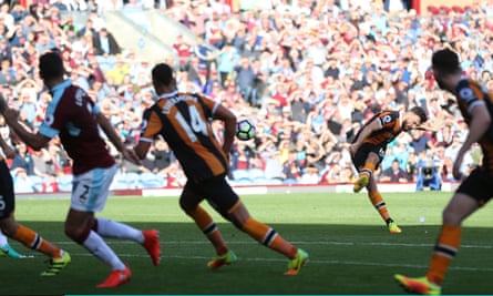 Robert Snodgrass scores for Hull in the 1-1 draw at Burnley