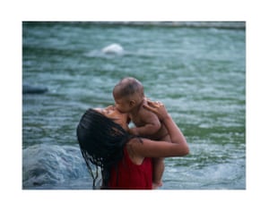 Sweet Kiss, Salt Water de Irati Dojura, Embera Chamí, Colômbia Irati Dojura diz: “A irmã mais velha beija com emoção a irmã mais nova, que tem apenas alguns meses. É ela quem a banha no rio todos os dias, é ela que enxuga as suas doces lágrimas na água salgada, tornando a água doce também. O instante genuíno, evidência de amor, irmandade, tudo dissolvido na água limpa e transparente que a inocência traz consigo desde a infância. ” As duas irmãs são da aldeia Chidima, Chocó, e pertencem à etnia Embera Eyabida.