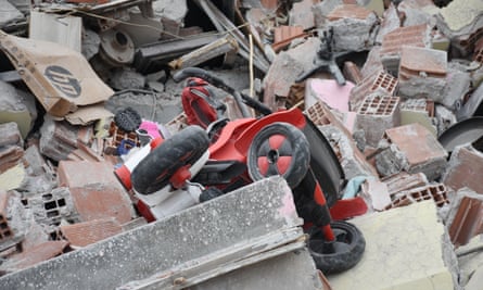 La poussette d'un enfant au milieu des décombres d'un immeuble effondré à Malatya, en Turquie.