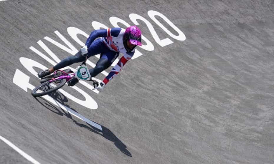 K-White dari Inggris Raya lolos ke semifinal BMX putra.