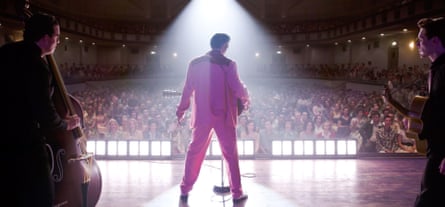 Austin Butler dans le rôle d'Elvis dans une première scène du film