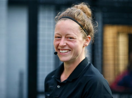 L'arbitre Kirsty Dowle est en charge du maintien de l'ordre lors du match d'aujourd'hui entre Arsenal et Manchester United.