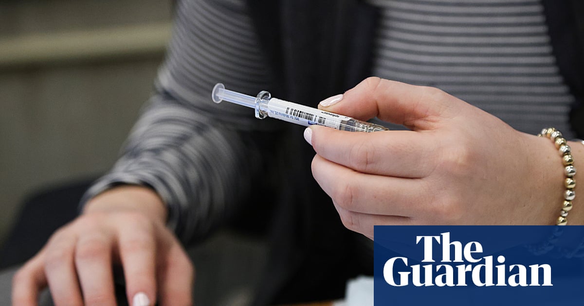 US medical groups urge people to get flu and Covid shots in counter to Trump guidance