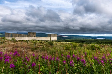 Wooden structure with view over heather, moors, forest and lake