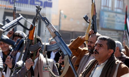 Los combatientes huhti recién reclutados blanden sus armas en Saná.