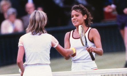 Chris Evert congratulates Evonne Goolagong Cawley on winning the 1980 Wimbledon final