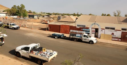 Utes garé à l'extérieur d'un chantier de construction dans une rue poussiéreuse