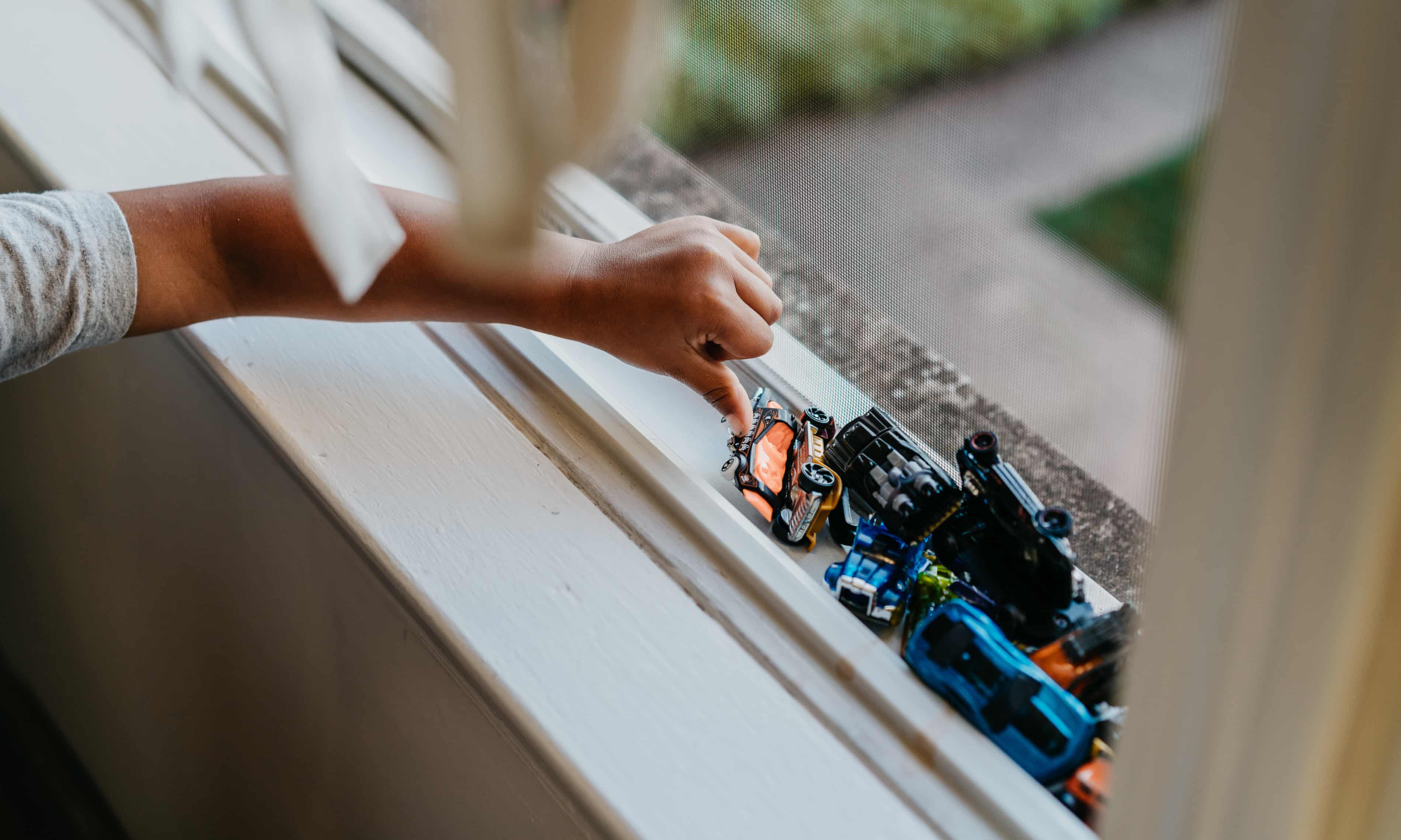 US imposes strict limits on dust from lead-based paint to protect children (theguardian.com)