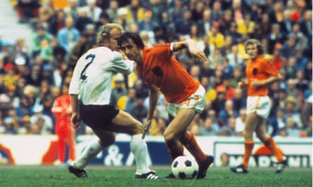 Sisi Johan Cruyff dari Belanda mengambil tantangan dari Berti Vogts dari Jerman Barat selama final Piala Dunia 1974.
