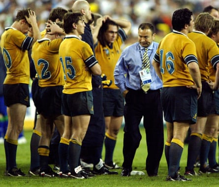 Eddie Jones et ses joueurs des Wallabies après avoir perdu la finale de la Coupe du monde de rugby en 2003.