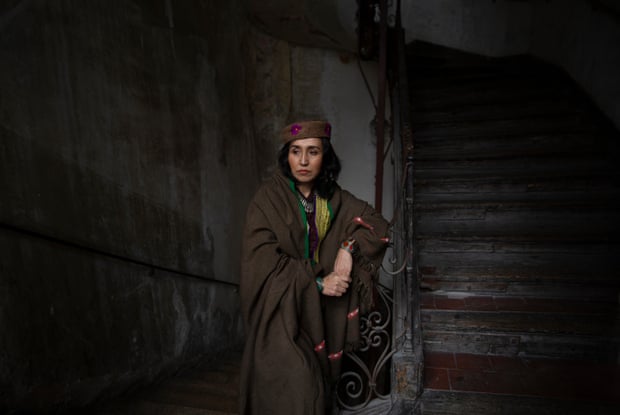 Aqila Rezai, Afghan actress, stands next to a flight of stairs.