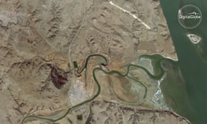 In this 25 November 2016 satellite image taken by DigitalGlobe, construction of the Dakota Access pipeline is shown at the top right.