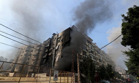 Um edifício danificado após ataques aéreos israelenses nos subúrbios ao sul de Beirute, no Líbano, no sábado.