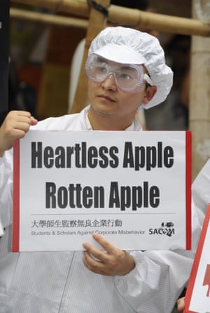 un manifestant déguisé en ouvrier d'usine devant un point de vente de pommes à hong kong en 2011