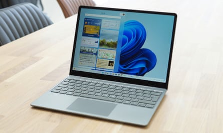 Laptop permukaan GO 2 menunjukkan panel widget baru Windows 11