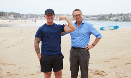 ری کلی (سمت چپ) و دکتر مایکل مازلی در ساحل بوندی