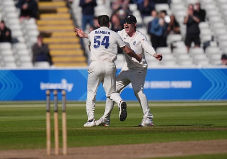 Ο Ίθαν Μπάμπερ του Warwickshire πανηγυρίζει που πήρε το wicket του Tom Scriven για να κερδίσει το Leicestershire.