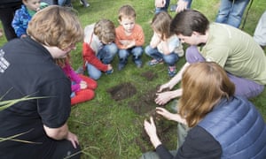 Quiere seguir los pasos de Charles Darwin? De comenzar a excavar en busca de gusanos 1 Citizen scientists taking part in Earthworm Watch