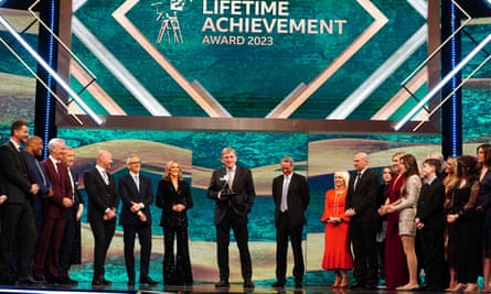 Kenny Dalgish é acompanhado por familiares e ex-jogadores do Liverpool ao receber o prêmio pelo conjunto de sua obra.