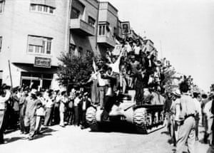 Tehran tanks and soldiers