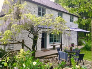 Cambrian Escapes exterior with wisteria