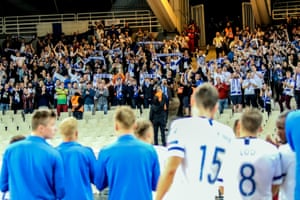 Los fanáticos de Finlandia saludan al equipo en Atenas después de su último partido de clasificación