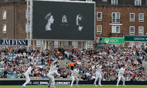 Le cordon coulissant anglais en action lors du troisième test entre l'Angleterre et l'Afrique du Sud quelques jours après la mort de la reine Elizabeth II