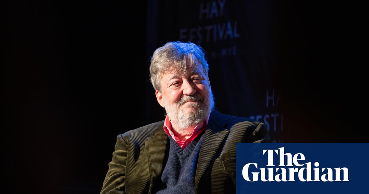 Stephen Fry launches campaign to boost reading for pleasure
