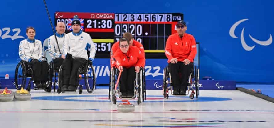 Meggan Dawson-Farrell (vpredu) súťaží počas curlingového zápasu medzi Britániou a Estónskom na invalidnom vozíku.