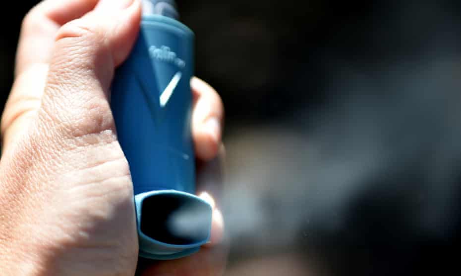hand holding an asthma inhaler