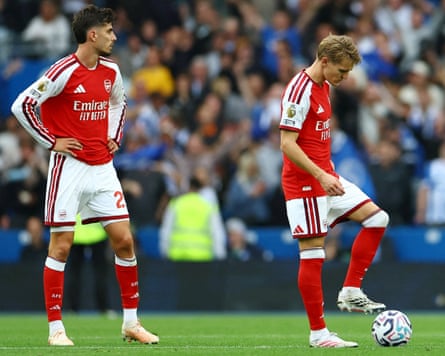 Premier League - Brighton & Hove Albion x Arsenal Futebol Futebol - Premier League - Brighton & Hove Albion x Arsenal - American Express Community Stadium, Brighton, Grã-Bretanha - 19 de setembro de 2026 Guy Howards e Martin Odegaard do Arsenal aguardam seu terceiro gol e o terceiro de Albright. Por Reuters/Peter Sibora Imagens apenas para uso editorial. Áudio, vídeo, dados, listas de jogos, logotipos de clubes/ligas ou serviços “ao vivo” não autorizados são inúteis. Usado apenas para 120 imagens online, sem emulação de vídeo. Não adianta apostas, jogos ou lançamentos de único clube/liga/jogador. Entre em contato com seu representante de conta para obter mais detalhes. Fotos do dia TPX