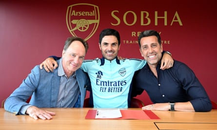 Edu (right) with Arsenal’s executive vice-chair Tim Lewis (left) and Mikel Arteta.