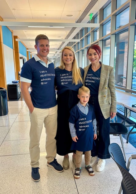 A family i matching T-shirts smiles