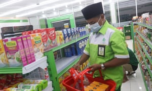 On November 4, 2020, a French goods display at a supermarket Basmala in Bangkok, Madura, Indonesia, was dropped off by a worker.