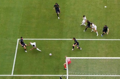 Jude Bellingham goes close for los blancos.