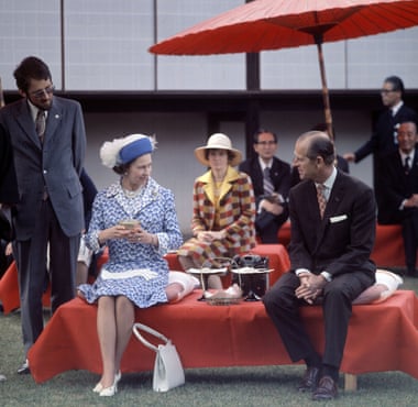 Le couple royal prenant le thé à Kyoto, Japon, 1975