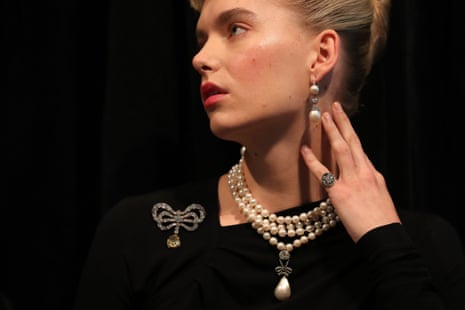 Marie Antoinette's pearl pendant sells for record price of $32m