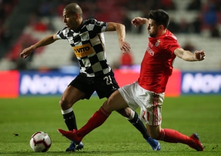 Aymen Tahar rides a challenge for Boavista