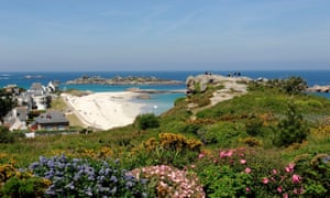 Regardant vers le bas sur les maisons et la plage, plage de la Greve blanche, Bretagne