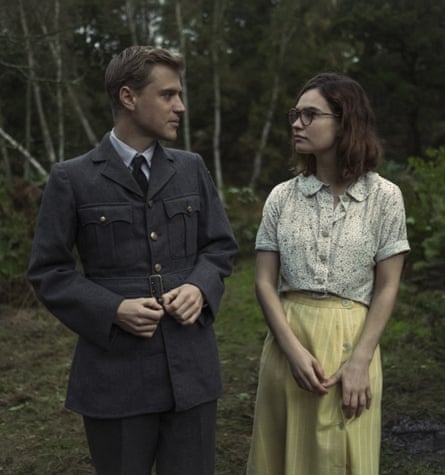 Lily James with Johnny Flynn in The Dig.