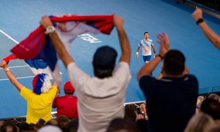 Les fans agitent des drapeaux serbes lors de la victoire en demi-finale de Novak Djokovic sur Tommy Paul.