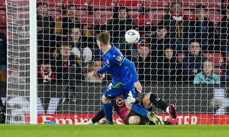 Harry Clifton de Grimsby Town tuvo un tiro detenido por el portero de Southampton, Alex McCarthy.