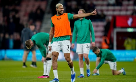 Joelinton başlama vuruşu öncesinde ısınıyor.