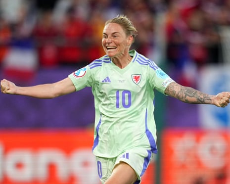 Jess Fishlock em ação pela seleção do País de Gales em partida da Euro 2025.