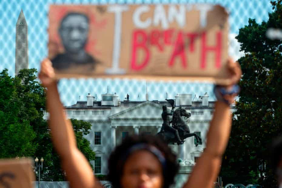 A protestor holds up a sign saying ‘I can’t breathe’ in front of the White House.