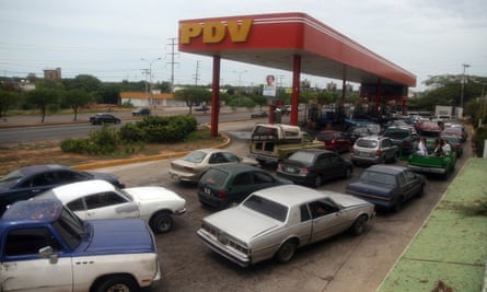 Petrol stations are plagued by long queues.