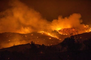 Árvores queimam em uma floresta nas encostas da cadeia montanhosa de Troodos, enquanto um incêndio gigante assola Chipre