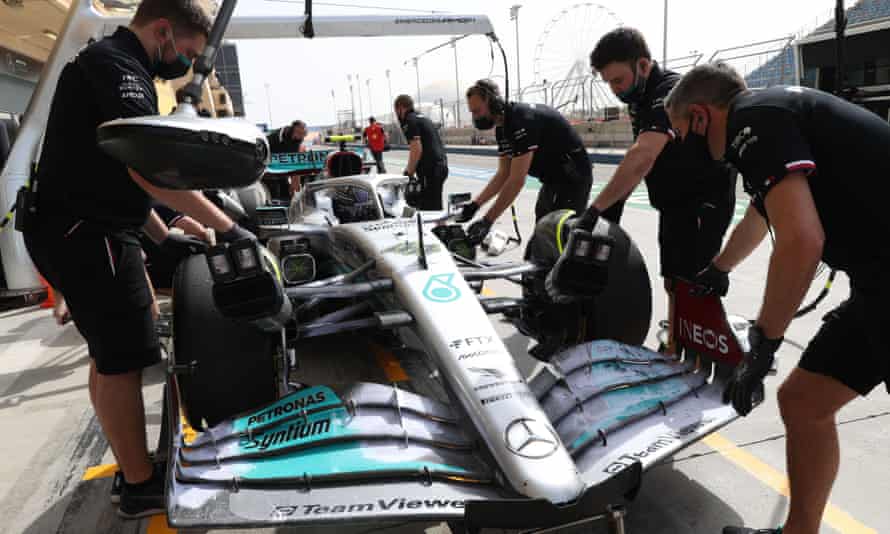 Lewis Hamilton และ Mercedes ของเขาในช่องพิทในบาห์เรน